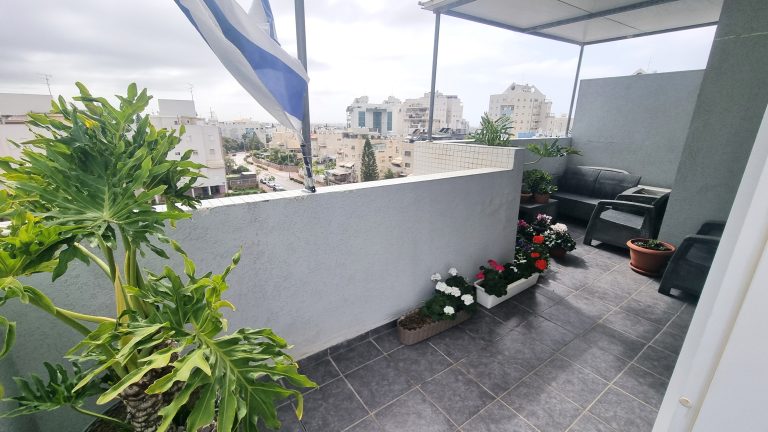 דירה עם יחידת דיור למכירה בקרית גנים ראשון לציון